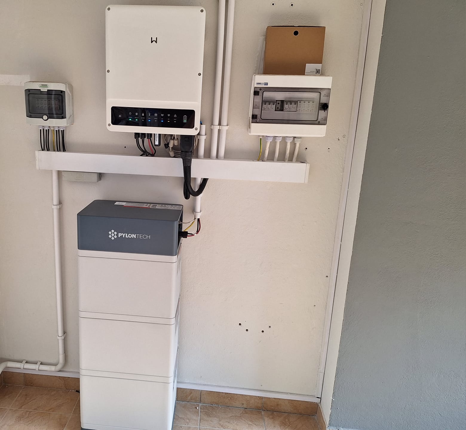 Magazyn energii Pylontech z falownikiem hybrydowym