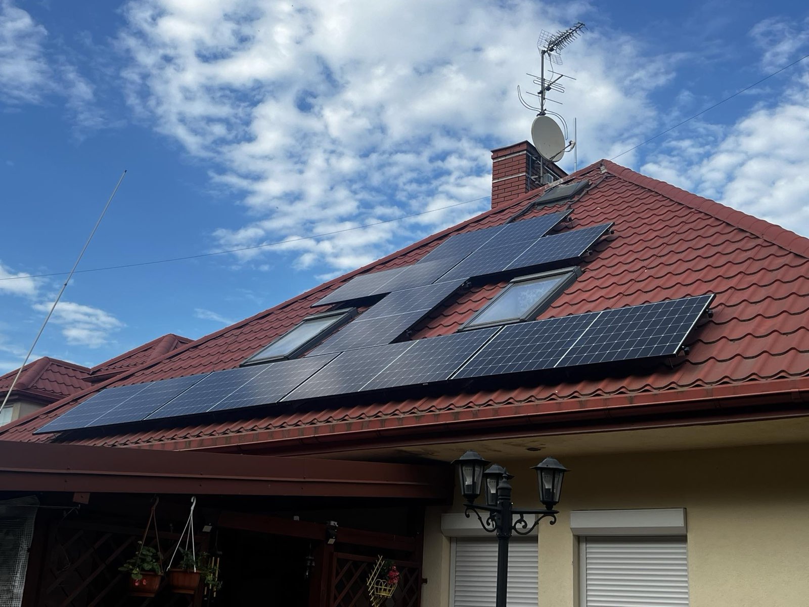 Panele fotowoltaiczne na dachu domu jednorodzinnego